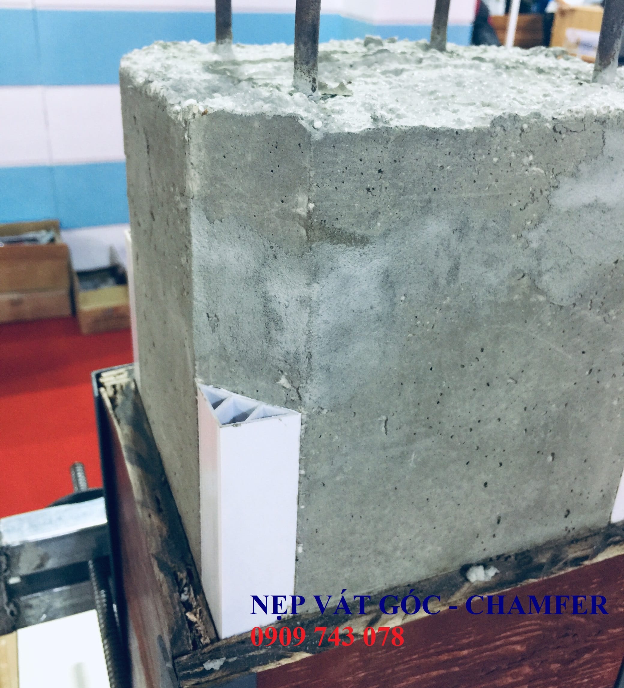 CHAMFER NHỰA SƯ DUNG NẸP VAT GÓC